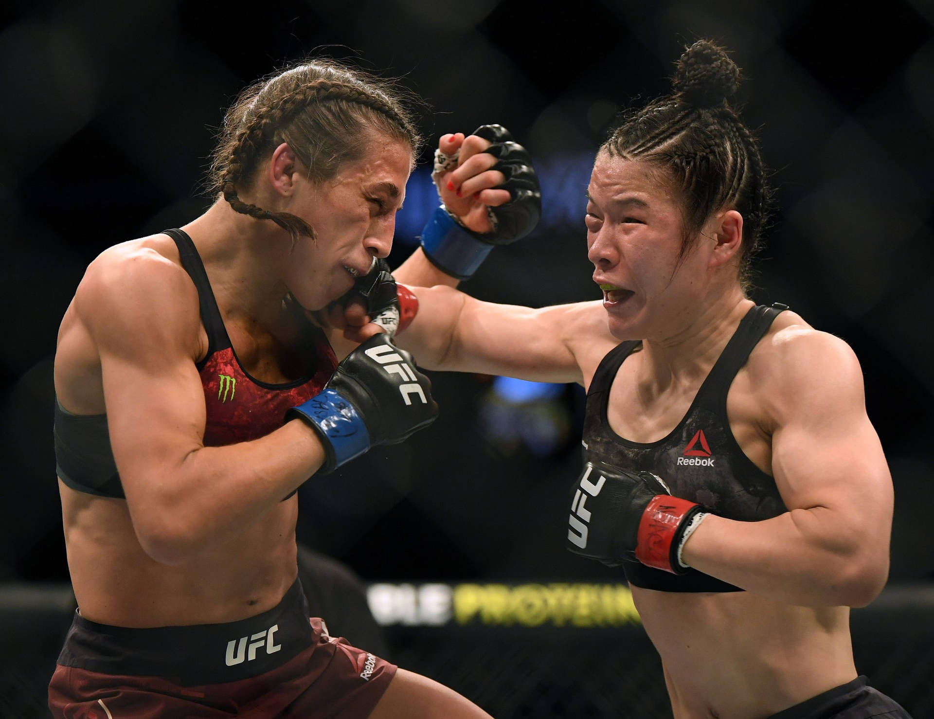 Zhang Weili Punching Joanna Jędrzejczyk Background