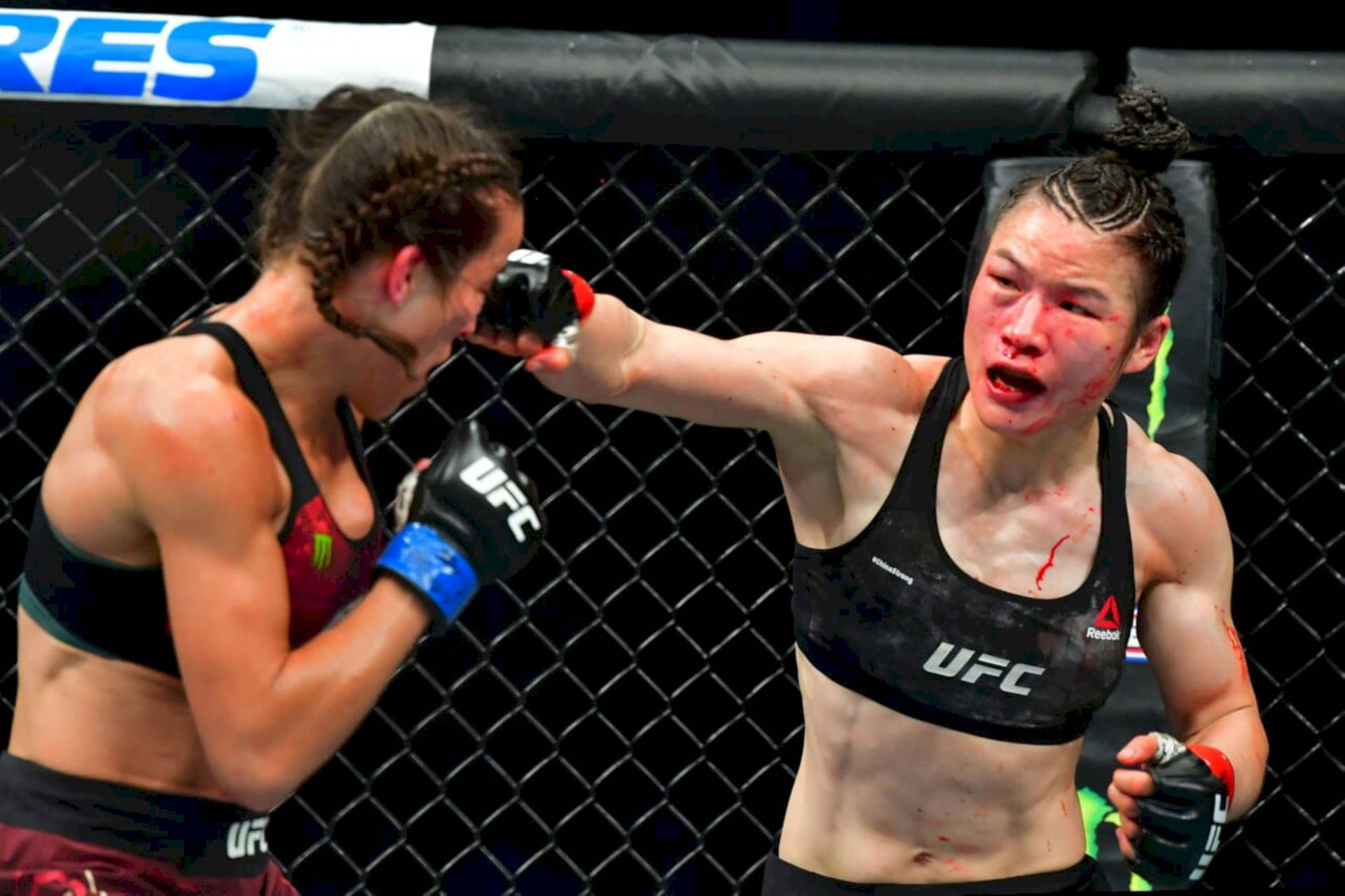 Zhang Weili Punching Joanna Jędrzejczyk Background