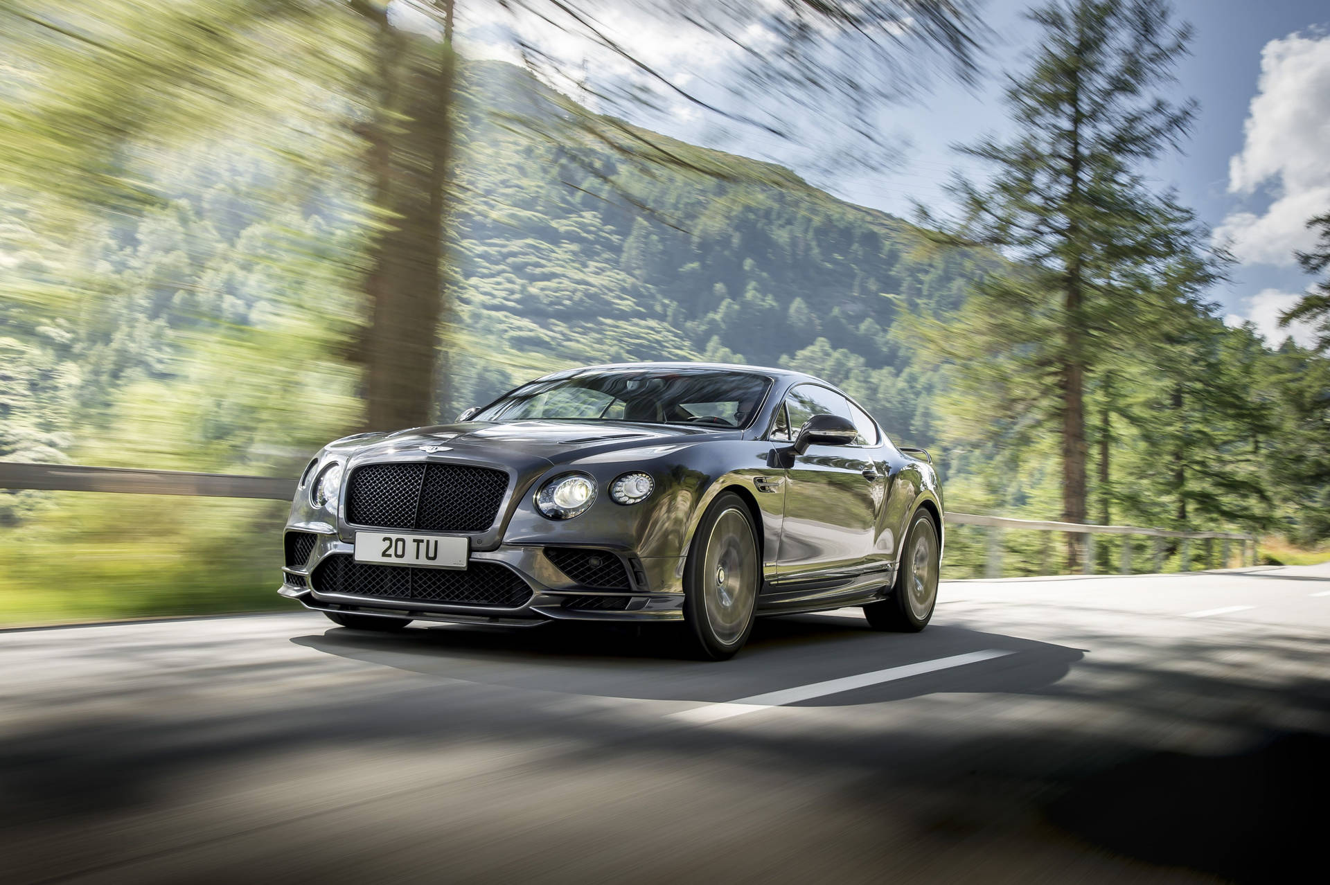 Zooming Continental Gt Bentley Cars